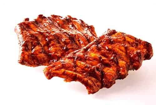Gegrilde spareribs met een bakje salade